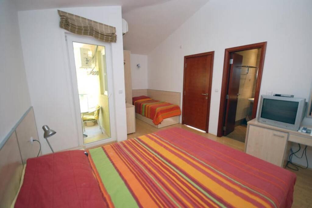 Bmv Room For 2-3 With Greenery View Sveti Stefan Bagian luar foto